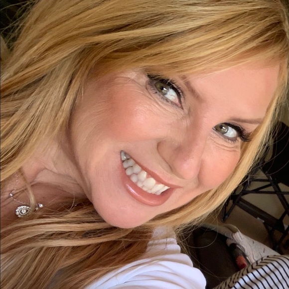 Profile Picture of Tara Sugarman (@4tarahope) on Poshmark