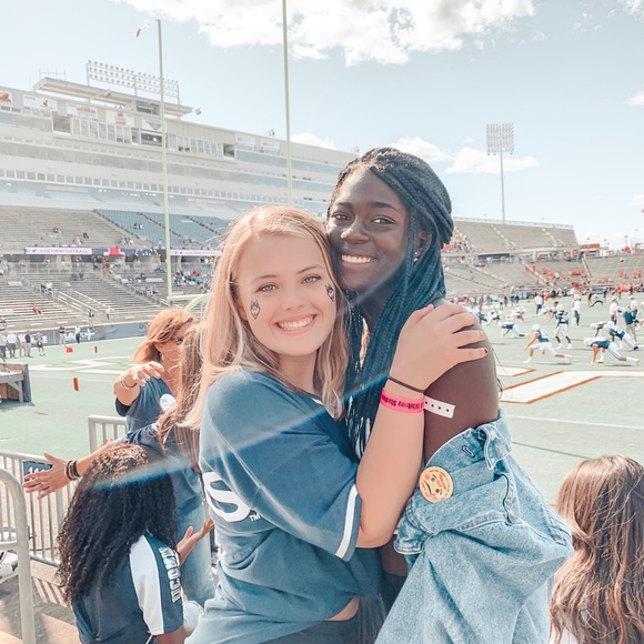 Profile Picture of Emma Stierle (@emmastierle) on Poshmark