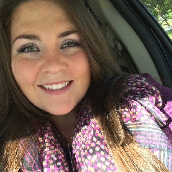 Profile Picture of Danielle Tanguay (@danietang) on Poshmark