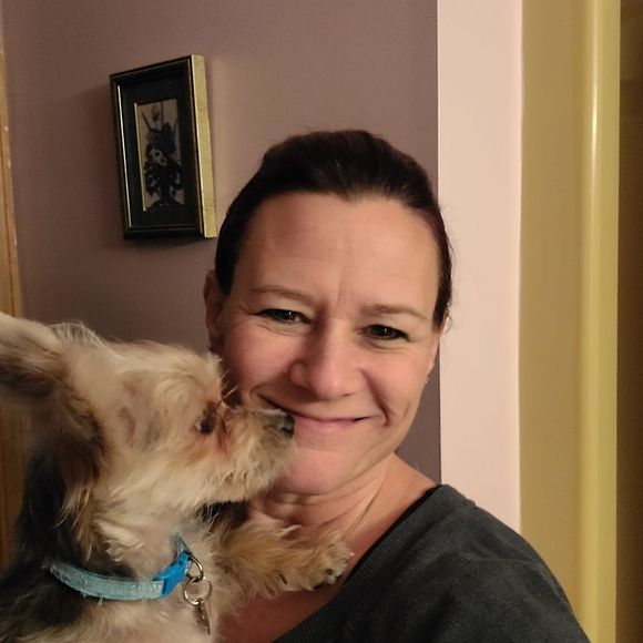 Profile Picture of Lisa Vespico (@lisathenga) on Poshmark