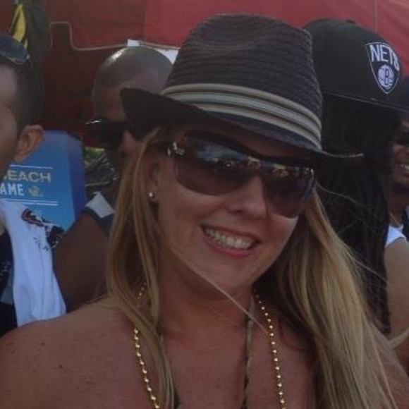 Profile Picture of Jami Dichiara (@jami0916) on Poshmark