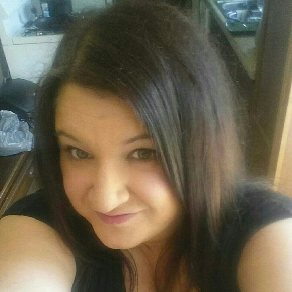 Profile Picture of Katie Bender (@bendkm01) on Poshmark