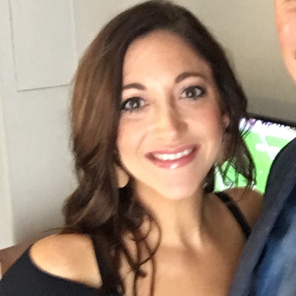 Profile Picture of Erin Lecover (@erinleco) on Poshmark