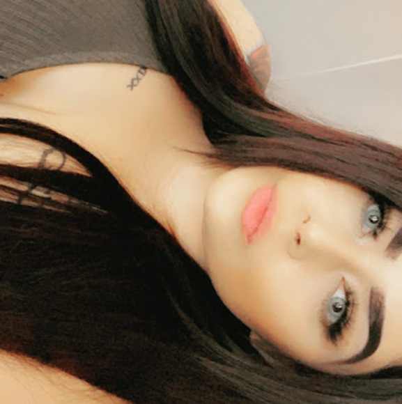 Profile Picture of Amaranta Barron (@barronatta1994) on Poshmark