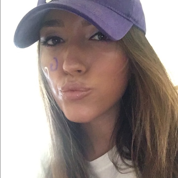 Profile Picture of Bina Bina (@heyrosie7070) on Poshmark