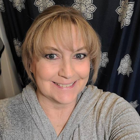 Profile Picture of Lisa Chrisler-vanhorn (@lisachrisler) on Poshmark