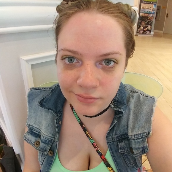 Profile Picture of Danielle Nobles (@sparklesdani) on Poshmark