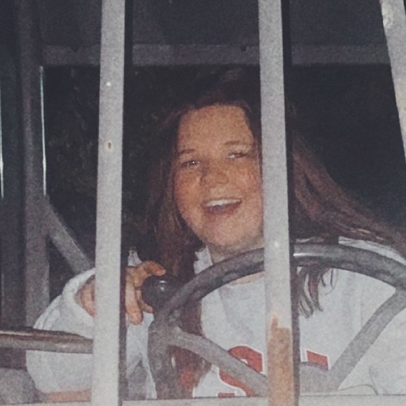 Lauren Larowe - Poshmark Profile Picture of Lauren Larowe (@laurenlarowe447) on Poshmark