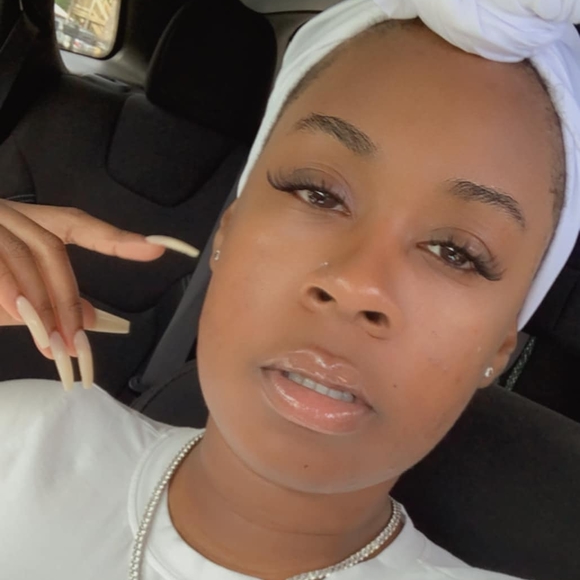 Profile Picture of Ciera Evans (@cieraevans1986) on Poshmark