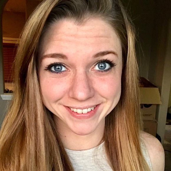 Profile Picture of Alex Fredrickson (@ansmithhh) on Poshmark