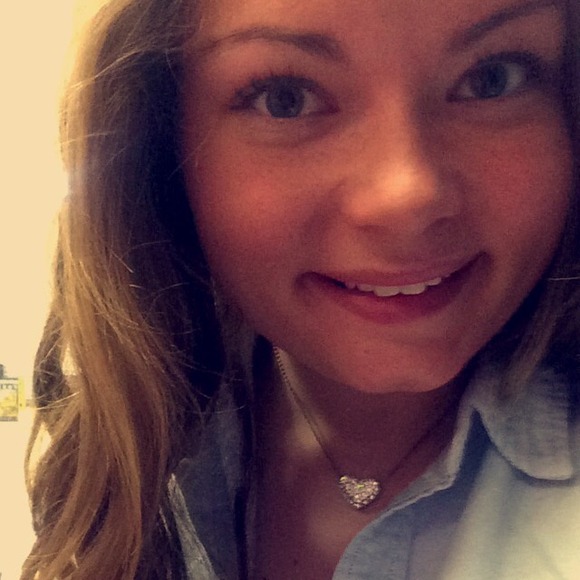 Profile Picture of Victoria Bennett (@victorialeigh27) on Poshmark