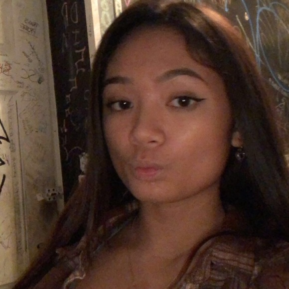 Profile Picture of Nikki Andrada (@nikkiandradaa) on Poshmark