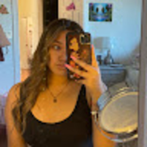 Profile Picture of Daniela Luna (@dluna1836) on Poshmark