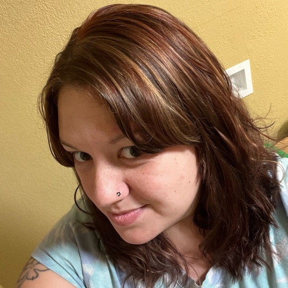 Profile Picture of Amber Gee (@ambergee24) on Poshmark