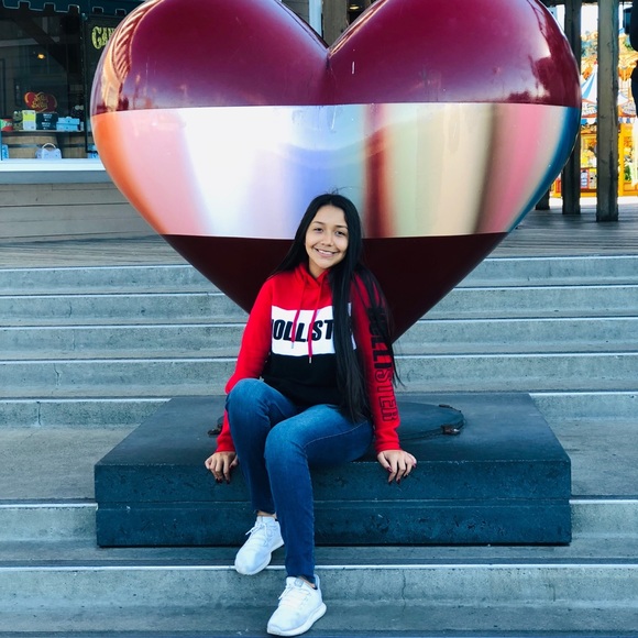 Profile Picture of Lizette Alvarez (@lizaaaaaaay_) on Poshmark