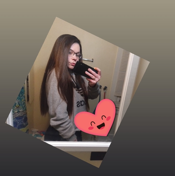 Profile Picture of Cassie Burick (@cassieb1998) on Poshmark