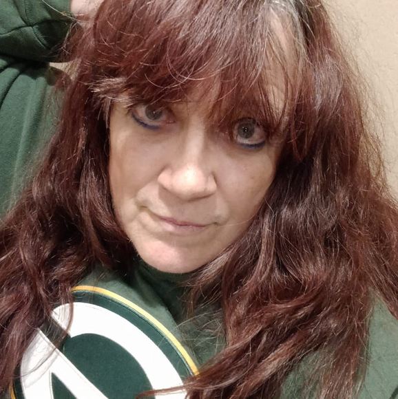 Profile Picture of Vici Eveland (@vici_eveland) on Poshmark