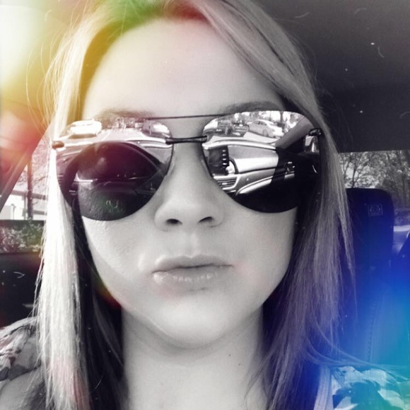 Desiree Kobata - Poshmark Profile Picture of Desiree Kobata (@d_munds31) on Poshmark