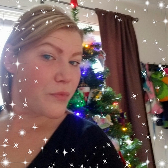Profile Picture of Katerine Humbert (@katerine1230) on Poshmark