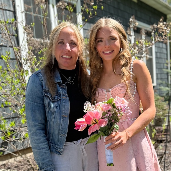 Profile Picture of Elizabeth Lantry (@edow24) on Poshmark