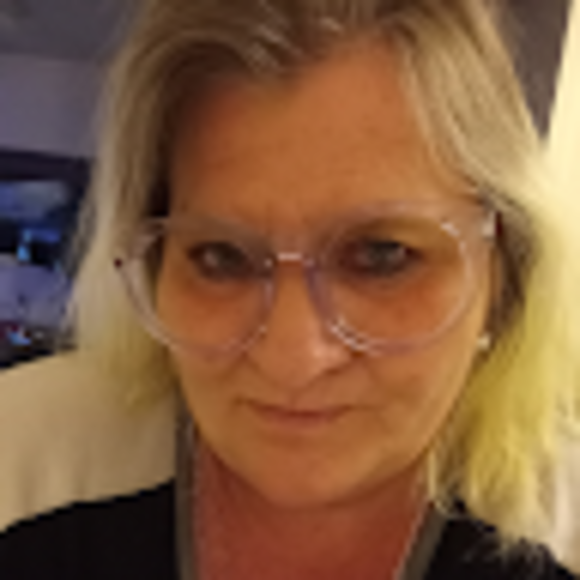 Profile Picture of Kristen a Larson (@kristenalarson) on Poshmark
