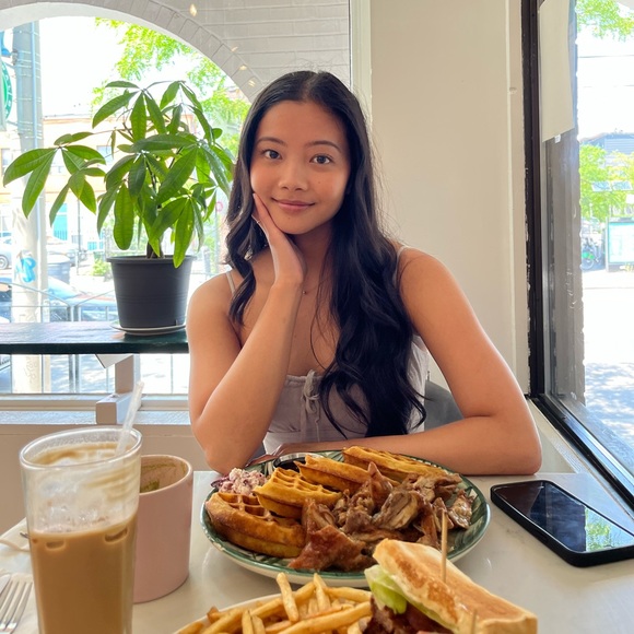 Profile Picture of Eleanor Alagao (@eleanor_alagao) on Poshmark