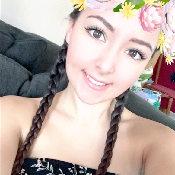 Profile Picture of Taylor Mello (@cheerxx) on Poshmark