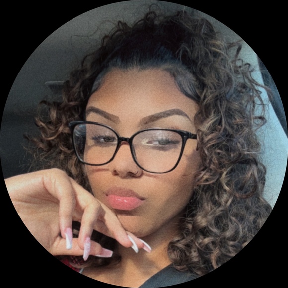 Profile Picture of Keyana Reppard (@keys_cloths) on Poshmark