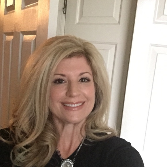 Profile Picture of Shelley Klamm (@shelleyklamm) on Poshmark