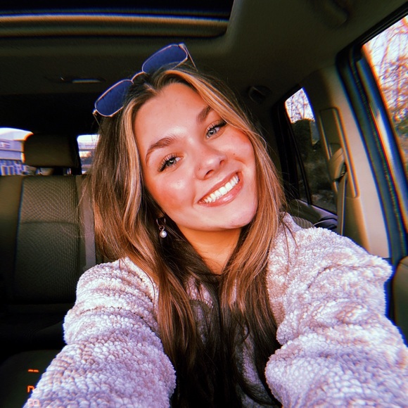 Profile Picture of Kylie Alewine (@kyliealewine) on Poshmark