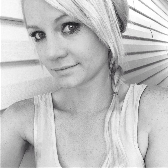 Profile Picture of Katie Ames (@kloren7) on Poshmark