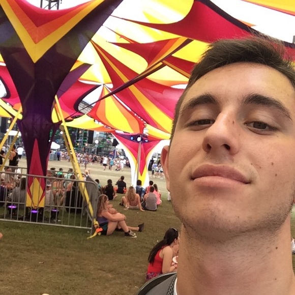 Profile Picture of Alex Wolfberg (@alexwolfberg) on Poshmark