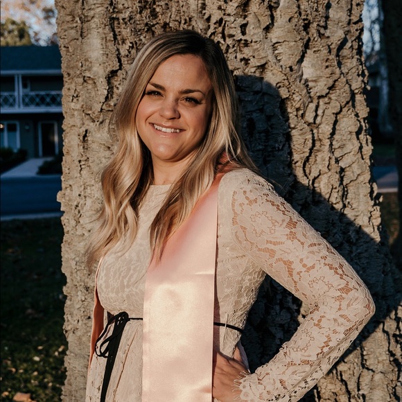 Profile Picture of Courtney Quattrocchi (@quattrocinco) on Poshmark