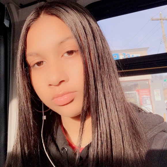 Profile Picture of Leah Singh (@leah121118) on Poshmark