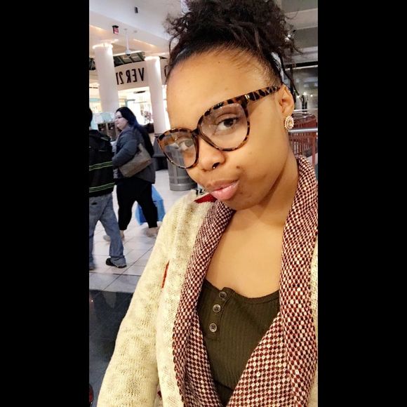 Profile Picture of Anondai Loadholt (@anondai) on Poshmark