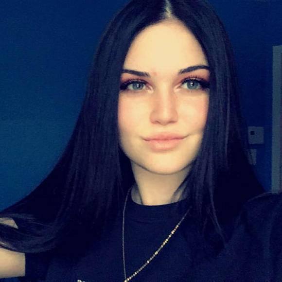 Profile Picture of Émilie Brière (@emi163) on Poshmark