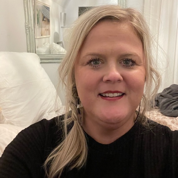 Profile Picture of Kerry Moore (@kerrysgotstyle) on Poshmark