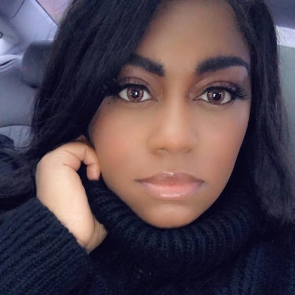 Profile Picture of Robyn Redding (@robynshood) on Poshmark