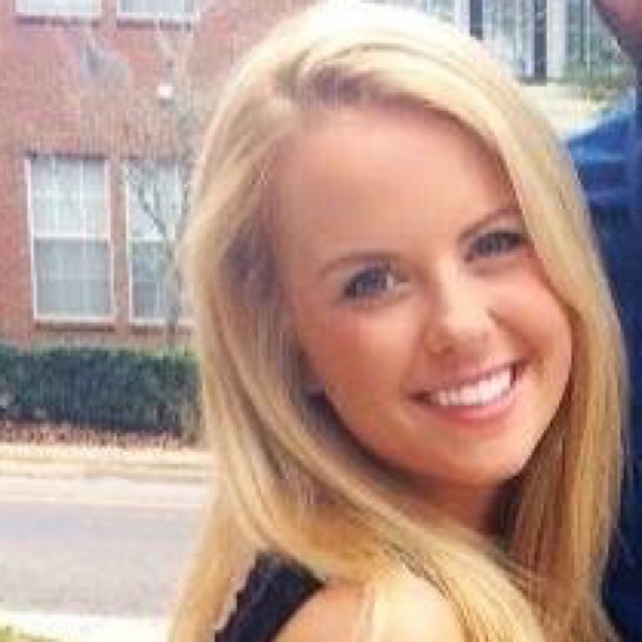 Profile Picture of Kelly Riebesell (@kellyriebesell) on Poshmark