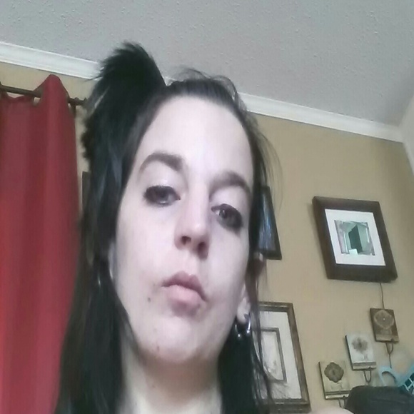 Profile Picture of Lindsay Roques (@bellayorki) on Poshmark