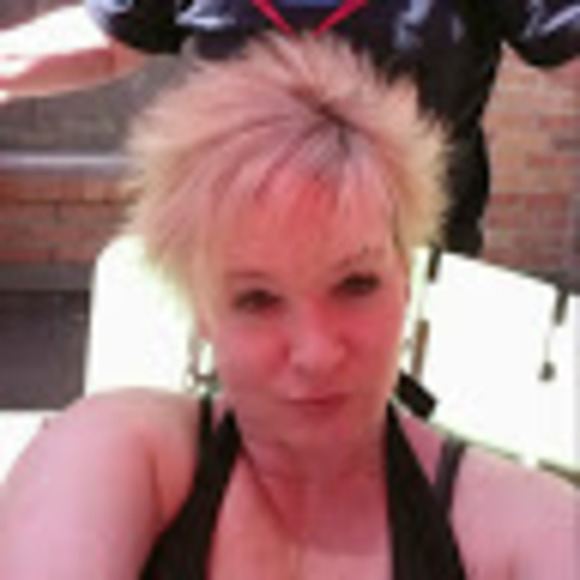 Profile Picture of Stephanie Degner (@daisy2375) on Poshmark