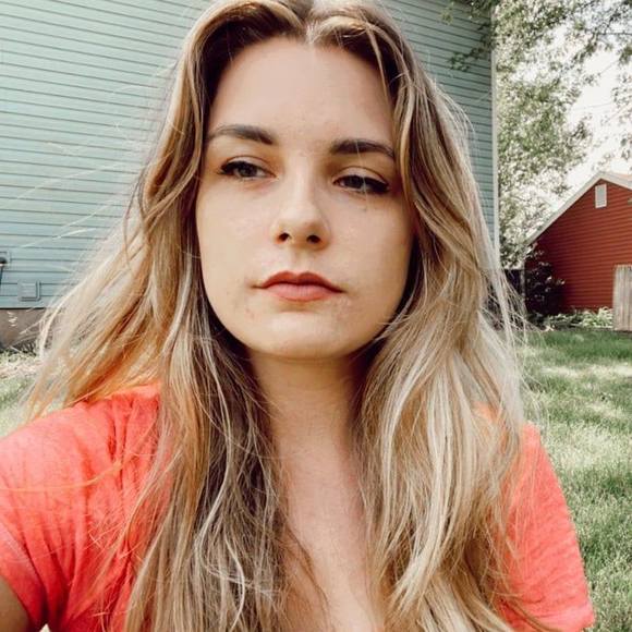 Profile Picture of Alexandria Graaff (@agraaff) on Poshmark