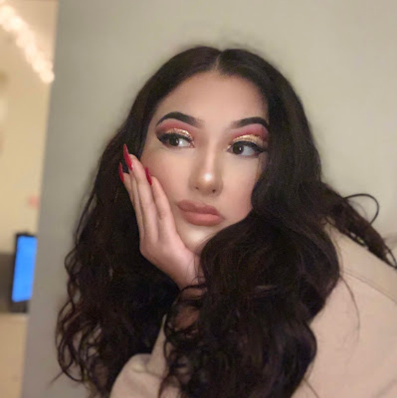 Profile Picture of Alexa Fontes (@alezafontes) on Poshmark