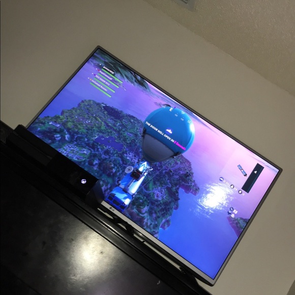 Profile Picture of Erik Gordon (@kjgodumb) on Poshmark