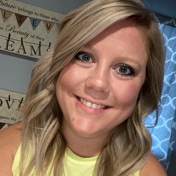 Profile Picture of Lacey Tiemann (@lacey_tiemann) on Poshmark