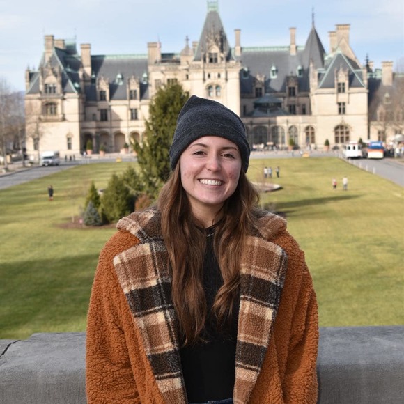 Profile Picture of Alexis Gabos (@alexisgabos) on Poshmark