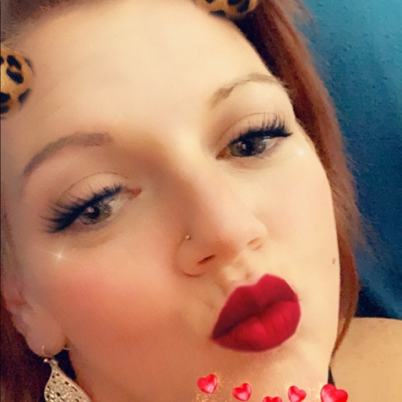 Profile Picture of Kelly Tuning (@cocacolakelly) on Poshmark