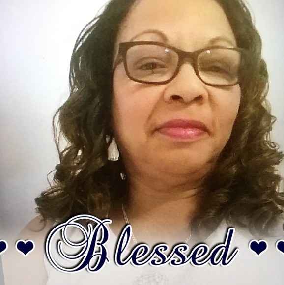 Profile Picture of Carolyn Shyne (@gotjustus) on Poshmark