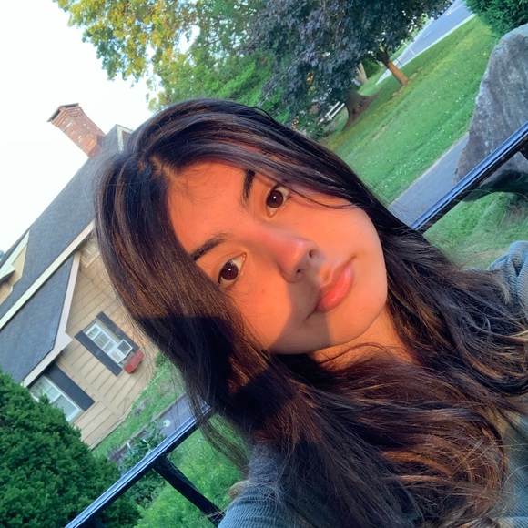 Profile Picture of Brianna Silva (@briannasilvaaa) on Poshmark