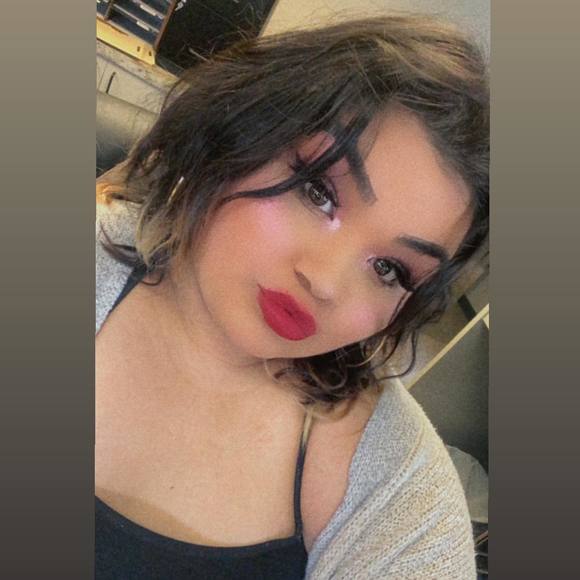 Profile Picture of Enee Reyes (@eneereyes) on Poshmark